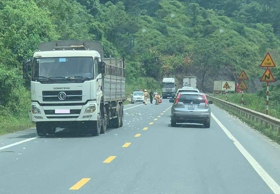 Hiện trường vụ tai nạn xảy ra ở Quốc lộ 1A đoạn qua tỉnh Lạng Sơn v&agrave;o s&aacute;ng h&ocirc;m qua