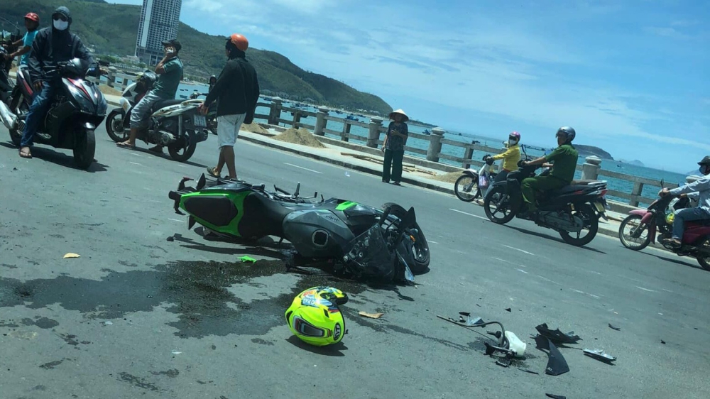 Nam biker người nước ngo&agrave;i bị thương nặng sau c&uacute; đ&acirc;m mạnh v&agrave;o xe b&aacute;n tải