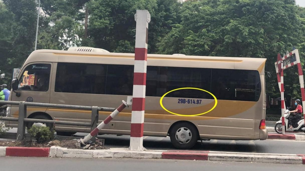 Chiếc ô tô khách đi lùi trên cầu vượt Thái Hà, hướng Nguyễn Lương Bằng - Tây Sơn