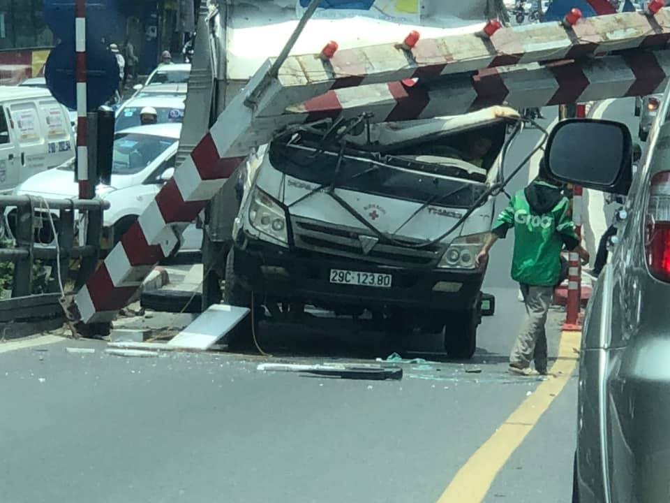 Chiếc ô tô tải 5 tấn tông đổ thanh hạn chế chiều cao của cầu vượt Thái Hà