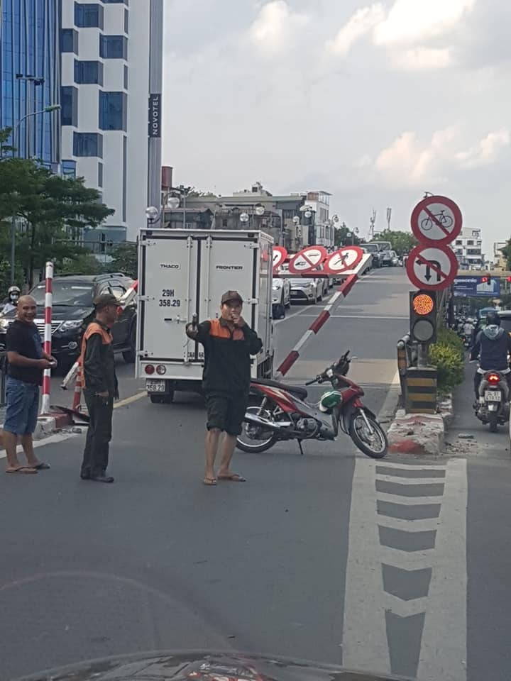 Chiếc ô tô tải thùng cao hạ gục thanh hạn chế chiều cao của cầu vượt Thái Hà vào chiều ngày 19/6/2020