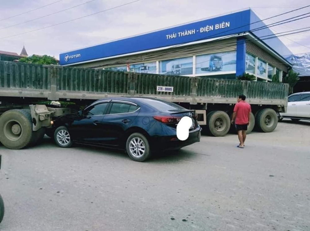 Hiện trường vụ tai nạn giữa chiếc xe container và ô tô con Mazda3