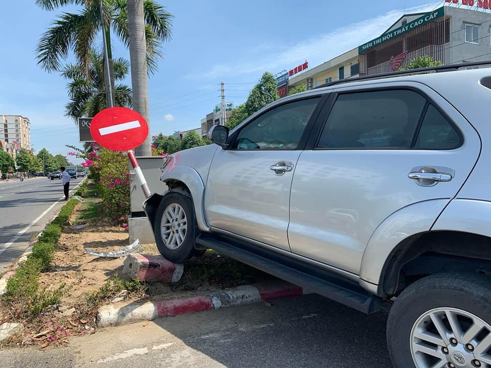 Chiếc Toyota Fortuner biển xanh leo lên dải phân cách Chiếc Toyota Fortuner biển xanh leo lên dải phân cách