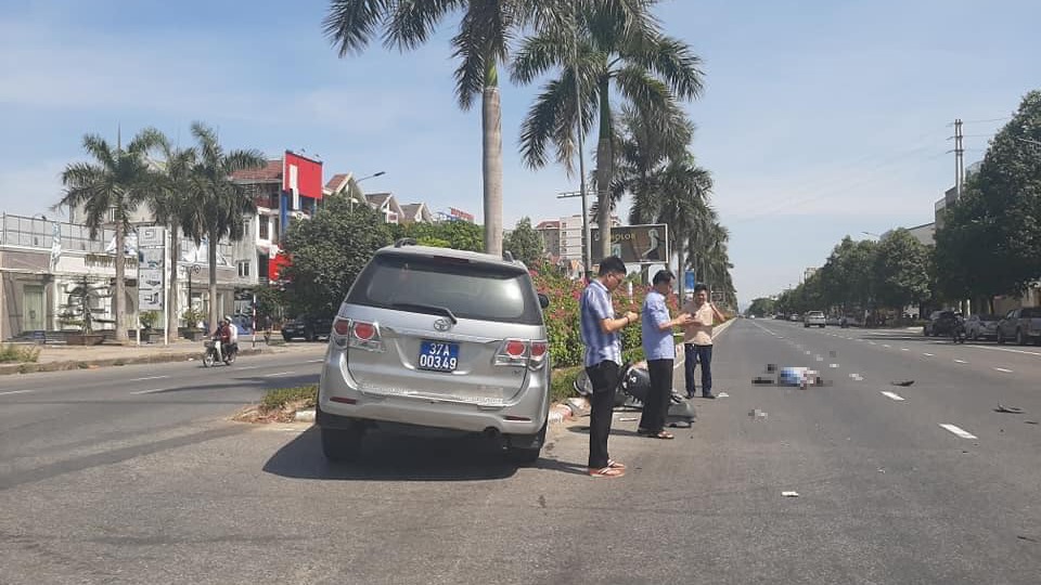 Cô gái đi xe máy điện nằm bất tỉnh trên mặt đường Cô gái đi xe máy điện nằm bất tỉnh trên mặt đường