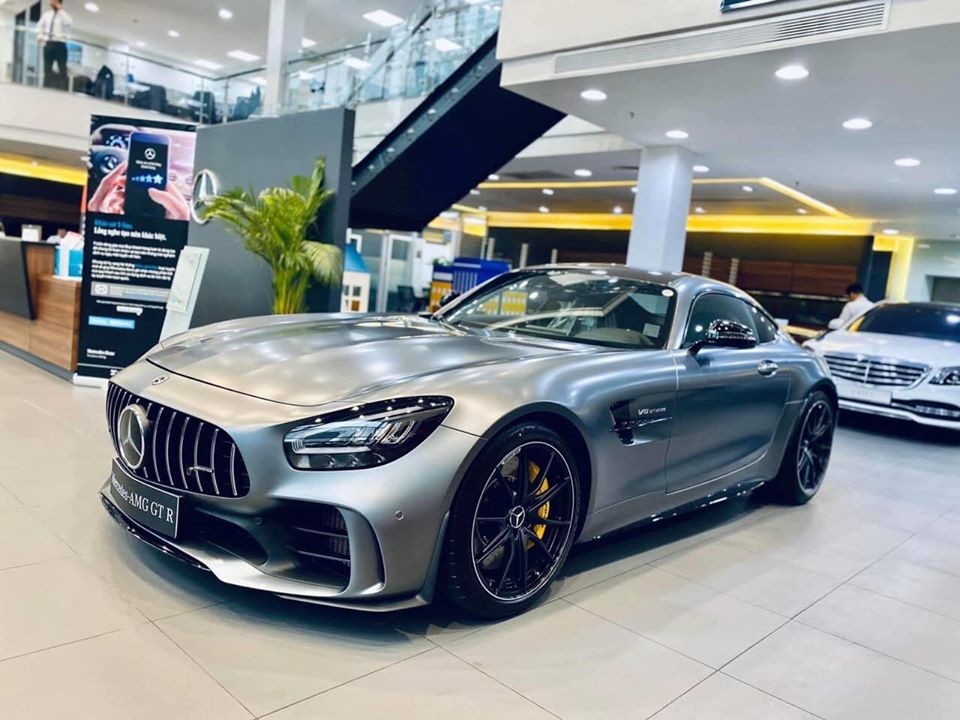 Đây chính là chiếc siêu xe Mercedes-AMG GT R của Cường Đô-la mới sắm. Xe có tuỳ chọn màu sơn lên đến gần 100 triệu đồng