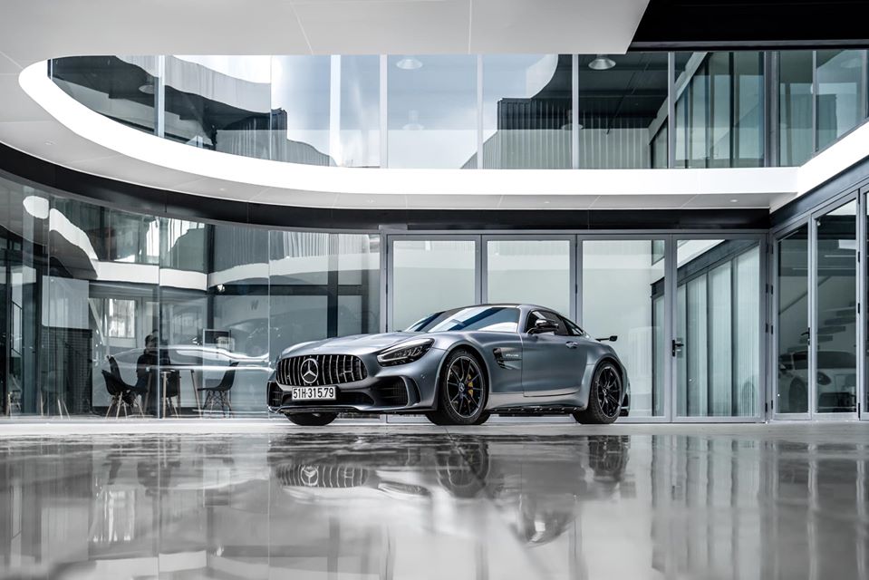 Để có thể giúp siêu xe Mercedes-AMG GT R ra biển trắng và lăn bánh trên đường, Cường Đô-la cần phải chi thêm số tiền gần 1,2 tỷ đồng bên cạnh giá xe