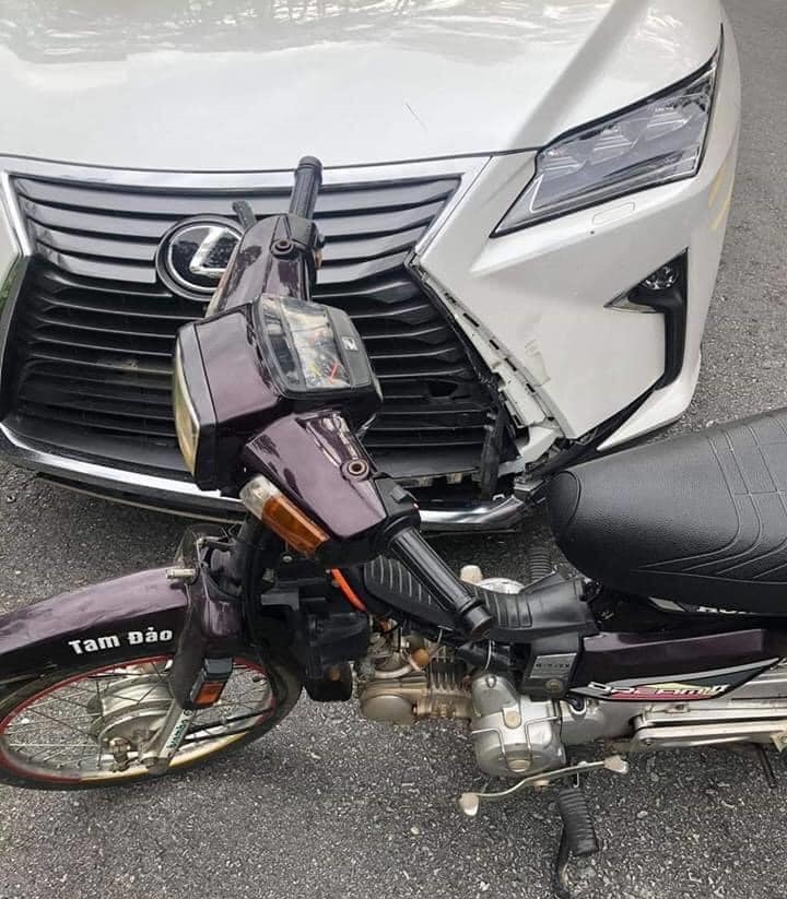 Đổ đèo Tam Đảo thanh niên chạy xe máy tông vào Lexus RX