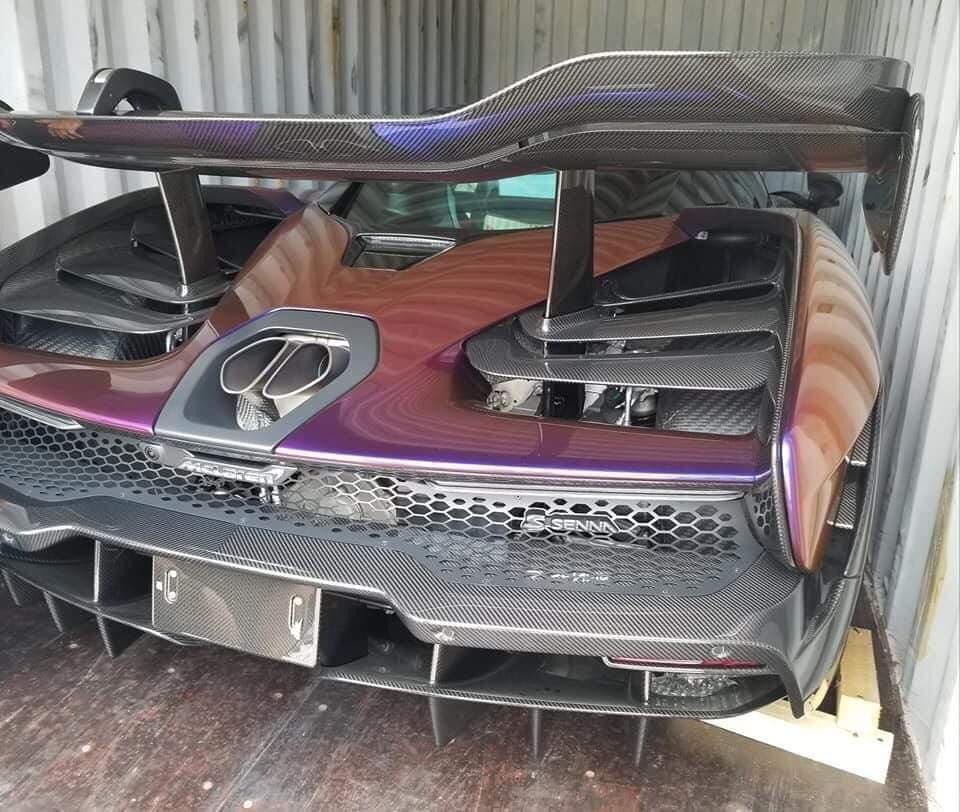 Và chỉ 1 tháng sau đó, hình ảnh khui công chiếc siêu xe triệu đô McLaren Senna của doanh nhân quận 12 đã được chia sẻ lên mạng xã hội. Siêu phẩm McLaren Senna với màu siêu độc Cerberus Pearl này được mang về Campuchia trước khi đem qua Việt Nam.