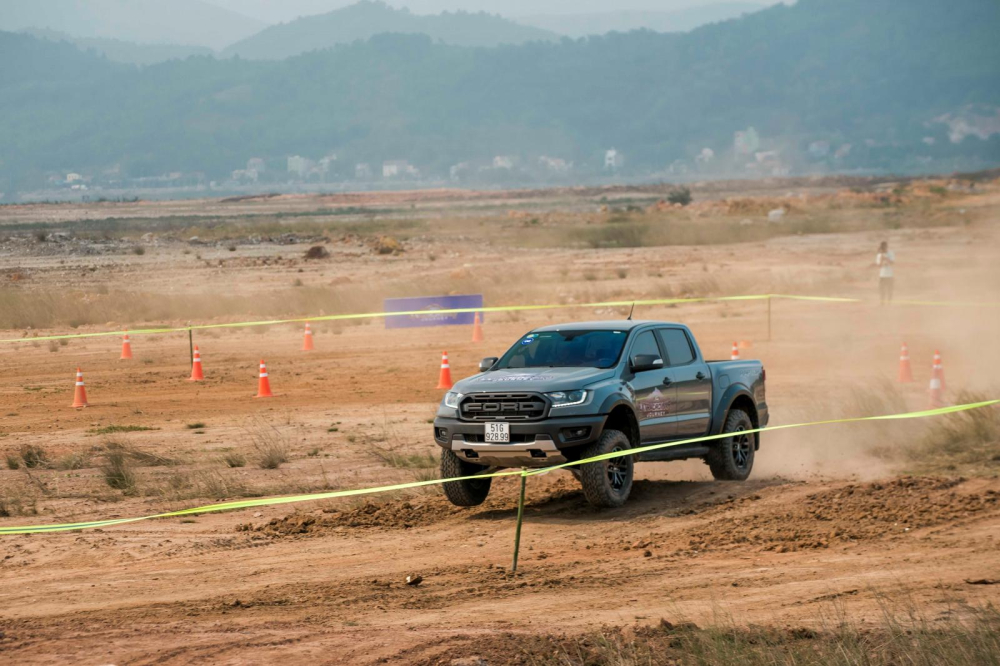 Dù mang danh bán tải nhưng Ford Ranger Raptor lại tính là xe con