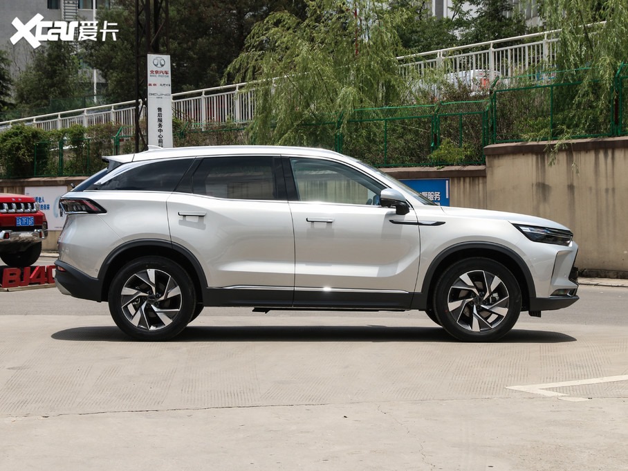 Bên sườn của BEIJING X7