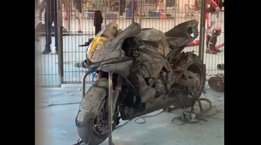 Chiếc xe Yamaha R1 bị cháy đen 1 bên sau vụ hỏa hoạn