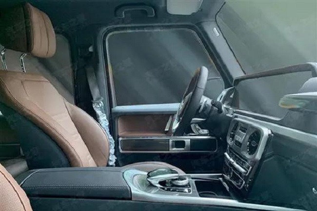 Tuy l&agrave; bản gi&aacute; rẻ nhưng Mercedes-Benz G350 vẫn c&oacute; nội thất bọc da sang trọng