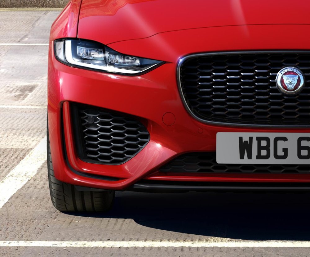 Giá xe Jaguar XE 2020