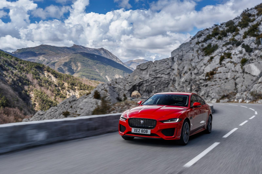 Giá xe Jaguar XE 2020