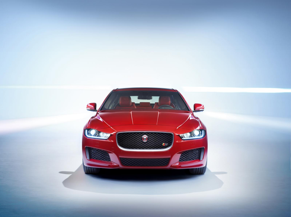 Giá xe Jaguar XE 2020