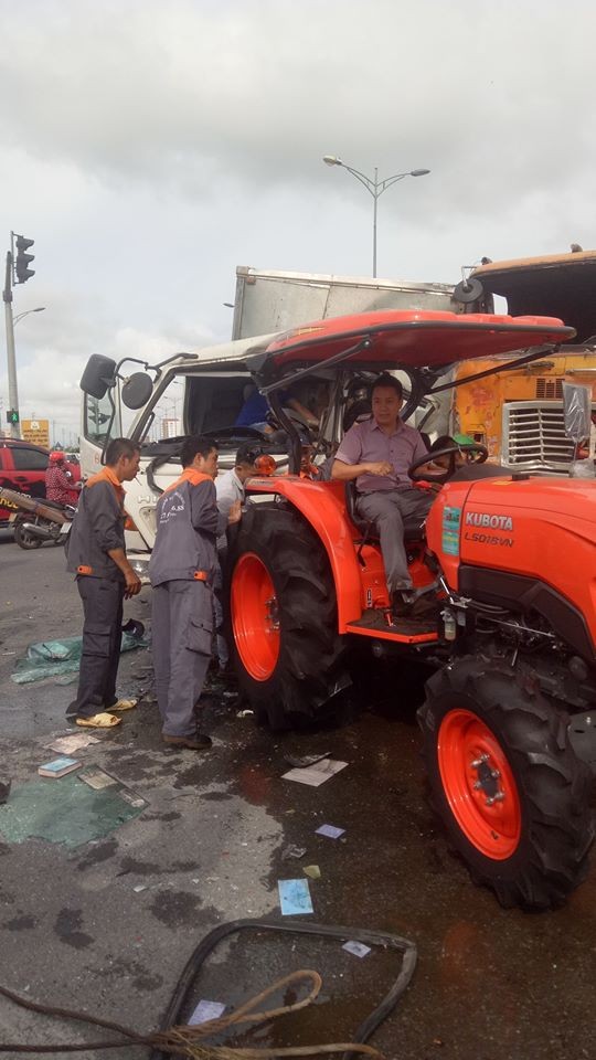 Máy cày được điều đến hiện trường để giải cứu tài xế xe tải bị mắc kẹt trong khoang lái