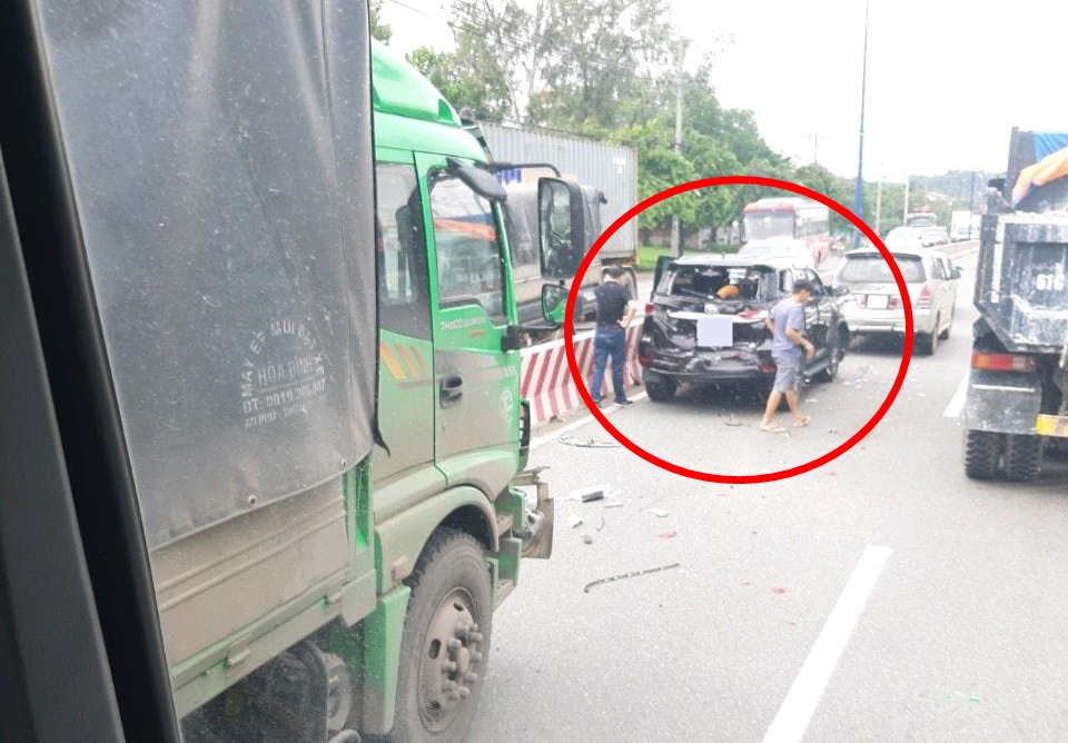 Hiện trường vụ tai nạn của xe tải với xe Toyota Fortuner vào sáng nay tại đại lộ Bình Dương