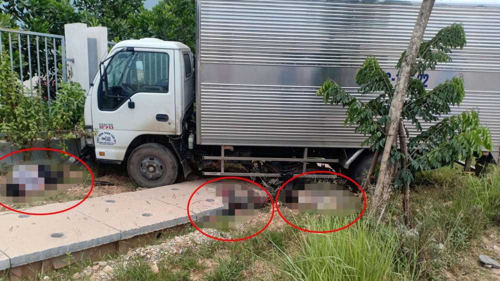 3 người đi trên xe máy nằm bất tỉnh trên vỉa hè. 2 trong số đó đã tử vong và người còn lại bị thương nặng. Chiếc xe máy bị cuốn vào gầm xe tải