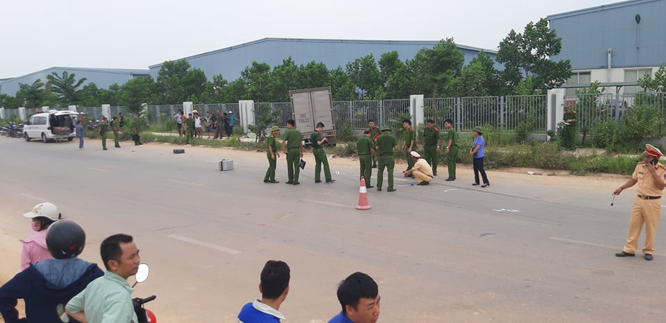 Lực lượng chức năng phong toả hiện trường vụ tai nạn