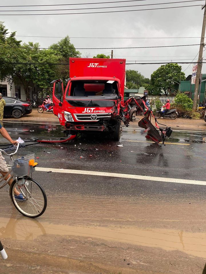 Chiếc &ocirc; t&ocirc; tải bị vỡ n&aacute;t đầu xe