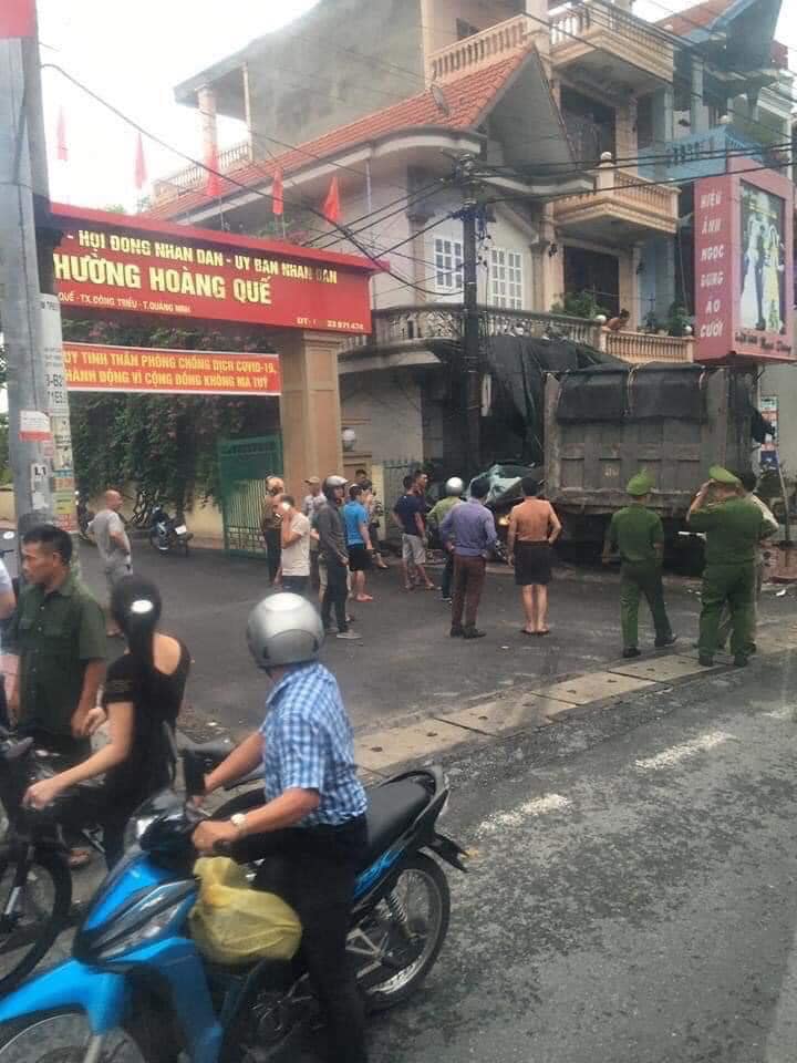 Vụ tai nạn xảy ra ngay b&ecirc;n ngo&agrave;i UBND phường Ho&agrave;ng Quế