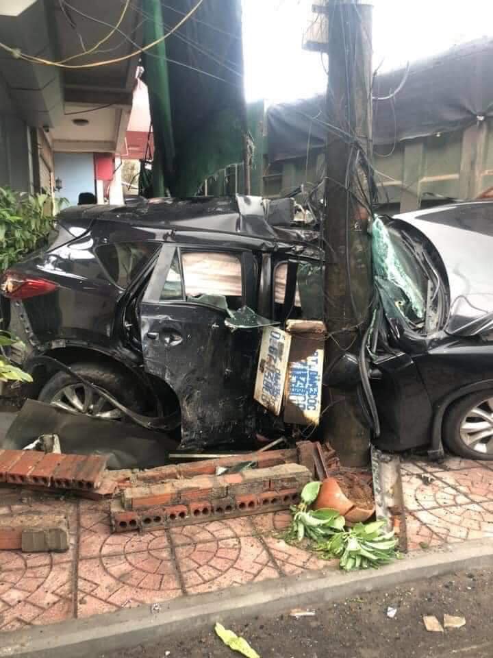 T&agrave;i xế điều khiển chiếc Mazda CX-5 bị thương, phải nhập viện cấp cứu
