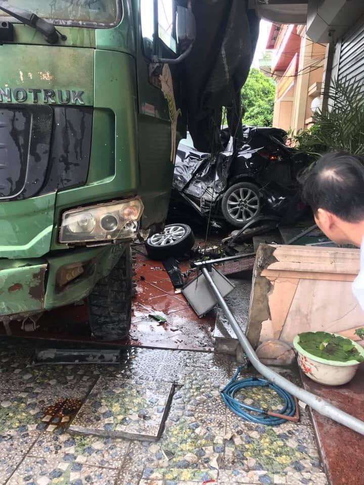 Chiếc xe ben bị biến dạng đầu xe