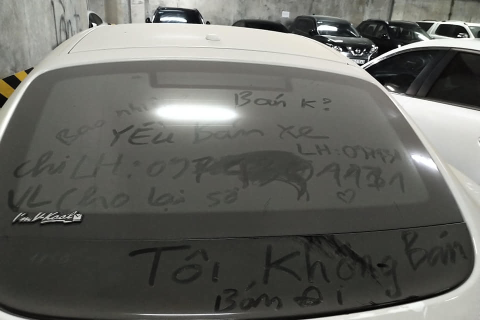 Những d&ograve;ng chữ nguệch ngoạc tr&ecirc;n tấm k&iacute;nh chắn gi&oacute; ph&iacute;a sau của Porsche Panamera