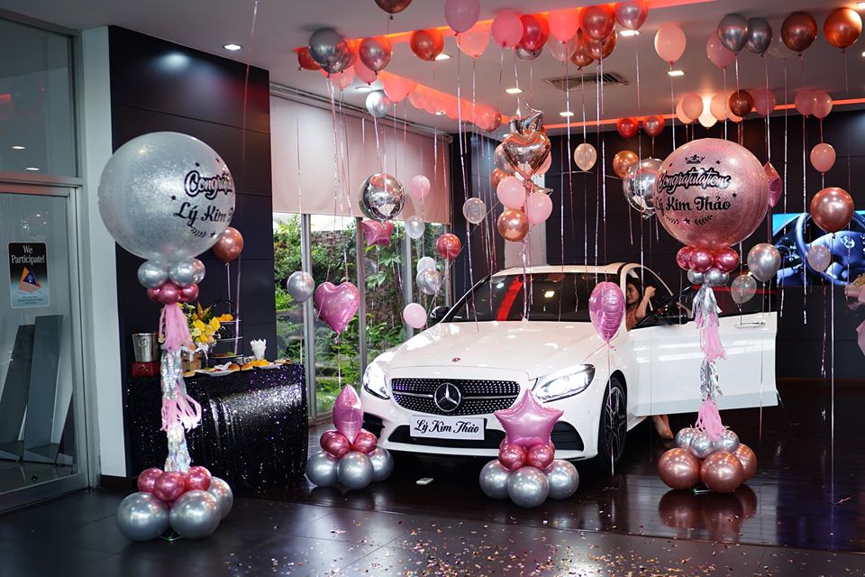 Mercedes-Benz C300 AMG 2020 của Á hậu Lý Kim Thảo có ngoại thất màu trắng