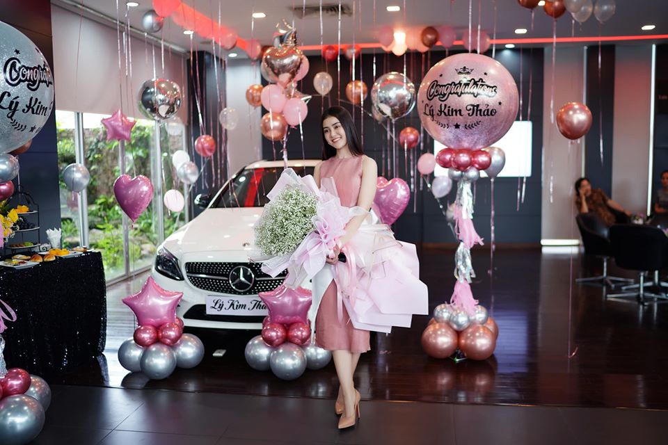 Á hậu Lý Kim Thảo tậu Mercedes-Benz C300 AMG 2020