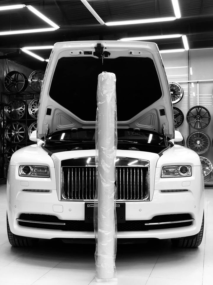 Chiếc Rolls-Royce Wraith trước khi được thay &aacute;o sang m&agrave;u hồng