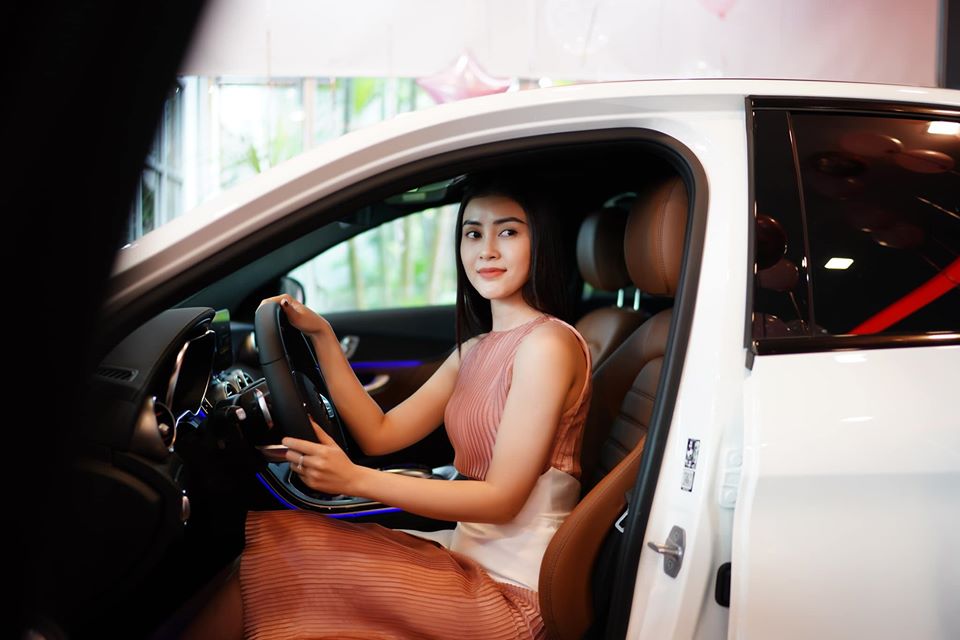 Và nội thất xe màu nâu