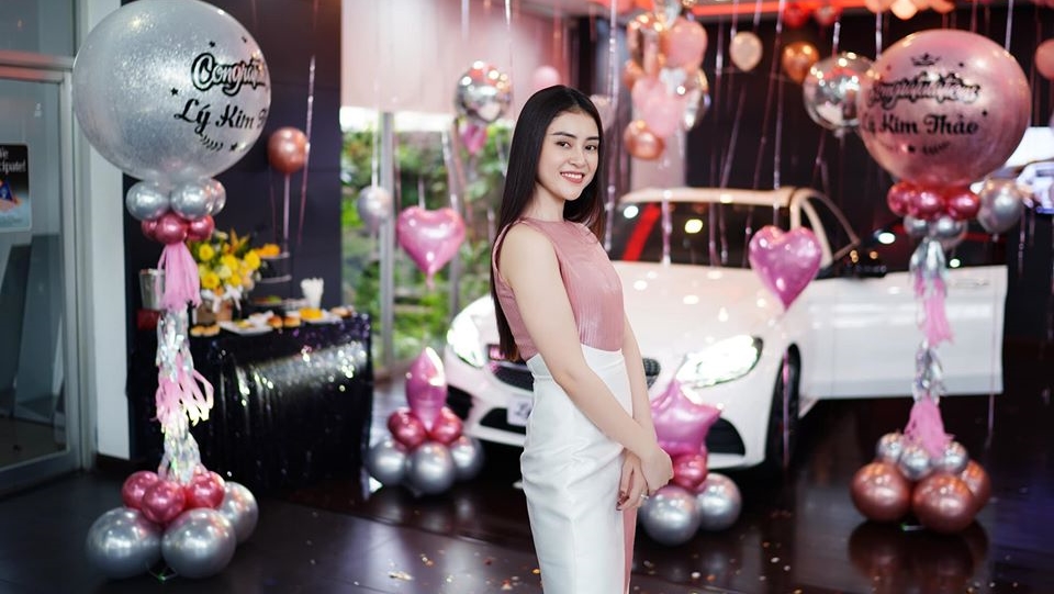 Á hậu Hoa hậu Việt Nam châu Á 2018 cho biết đây là chiếc ô tô đầu tiên mình sở hữu