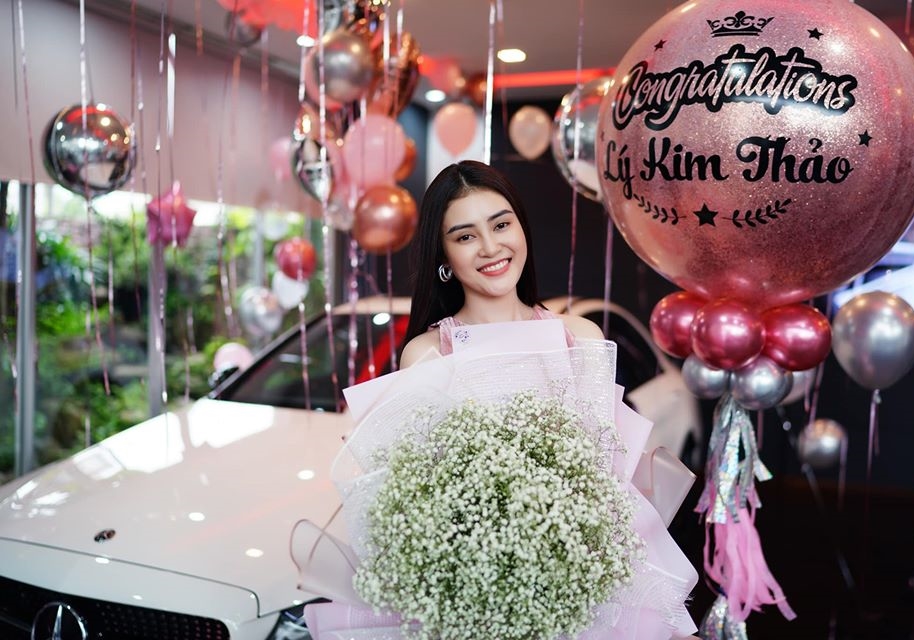 Á hậu Hoa hậu Việt Nam châu Á 2018 rạng rỡ bên chiếc xe tiền tỷ mới mua