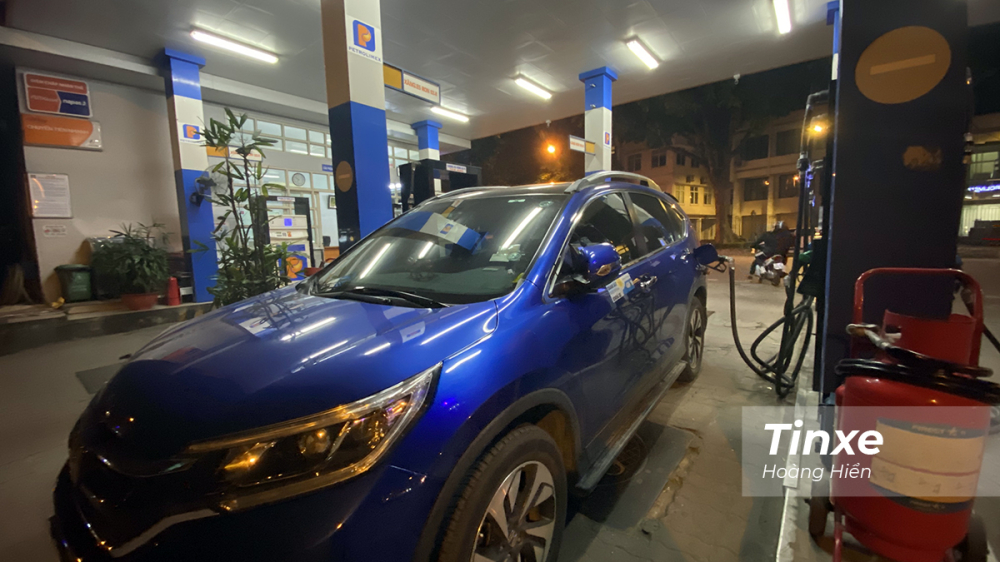 Kh&ocirc;ng đổ đầy b&igrave;nh xăng để tr&aacute;nh l&atilde;ng ph&iacute; v&agrave; đảm bảo khoảng kh&ocirc;ng gian gi&atilde;n nở cho xăng.