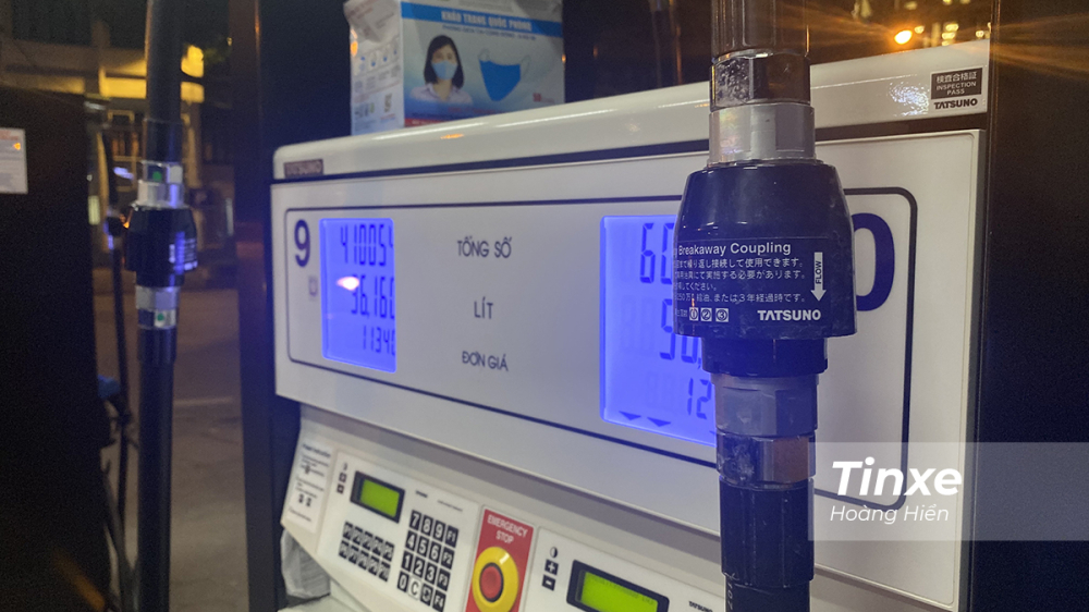 Chốt khoá an toàn tại các cột bơm xăng sẽ tự động nhả vòi bơm ra khi bị kéo căng. Chốt khoá an toàn tại các cột bơm xăng sẽ tự động nhả vòi bơm ra khi bị kéo căng.