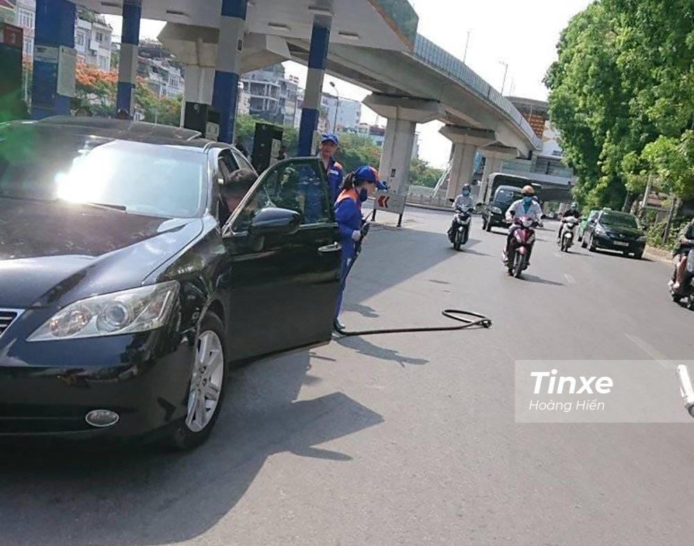 Một số lái xe quên không tháo vòi bơm xăng dẫn đến việc giựt đứt vòi bơm xăng. Một số lái xe quên không tháo vòi bơm xăng dẫn đến việc giựt đứt vòi bơm xăng.