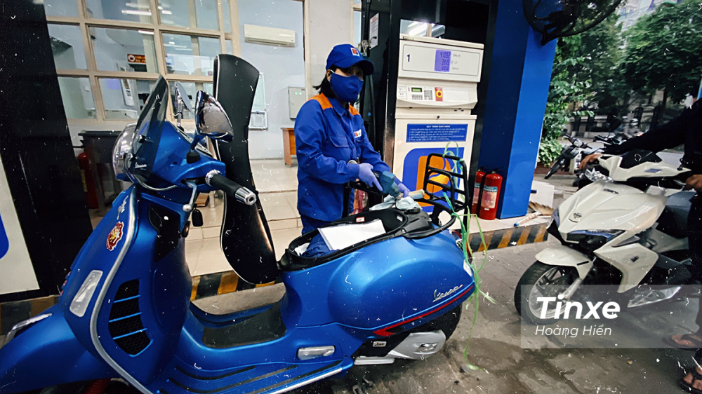 Tắt m&aacute;y trước khi đổ xăng sẽ gi&uacute;p bảo đảm an to&agrave;n ch&aacute;y nổ v&agrave; cảm biến trong b&igrave;nh xăng đo ch&iacute;nh x&aacute;c lượng xăng được đổ v&agrave;o.