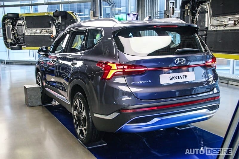 Hyundai Santa Fe 2021 bản thường nhìn từ phía sau Hyundai Santa Fe 2021 bản thường nhìn từ phía sau