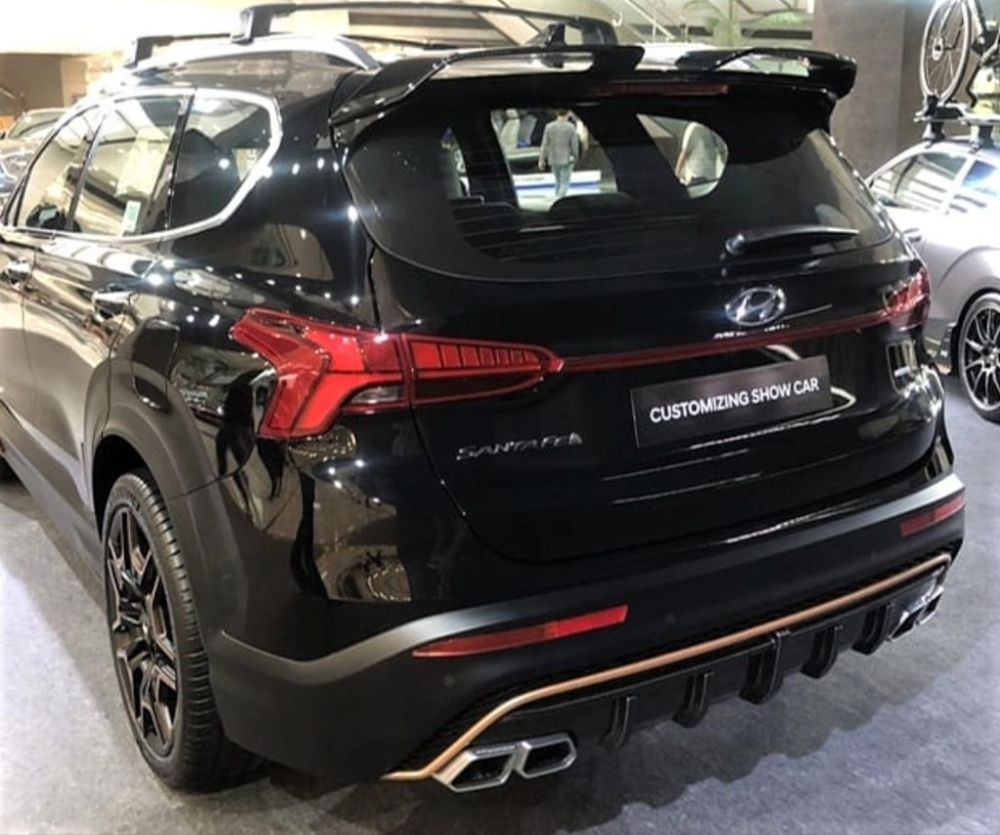 Hyundai Santa Fe N Performance Kit nhìn từ phía sau Hyundai Santa Fe N Performance Kit nhìn từ phía sau