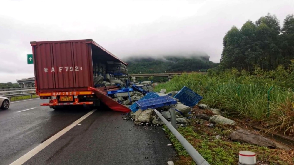 Hàng hóa trên thùng xe container đổ tràn ra ngoài