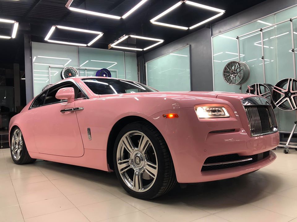 Rolls-Royce Wraith đầu tiên Việt Nam mang bộ áo hồng khiến chị em Rolls-Royce Wraith đầu tiên Việt Nam mang bộ áo hồng khiến chị em rụng tim