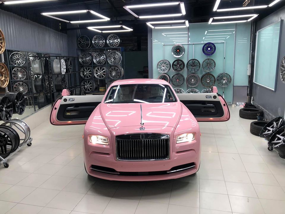 Còn đây là chiếc Rolls-Royce Wraith màu hồng đầu tiên ở Việt Nam mới ra lò Còn đây là chiếc Rolls-Royce Wraith màu hồng đầu tiên ở Việt Nam mới ra lò