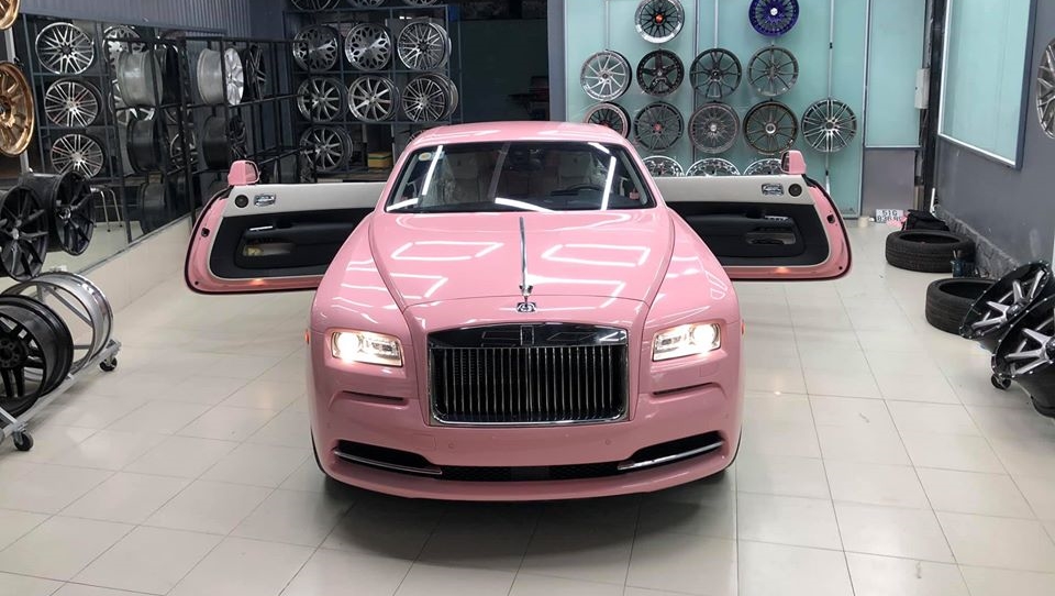 Một chiếc Coupe siêu sang Rolls-Royce Wraith dán màu hồng tại Việt Nam