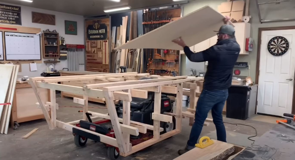 Jason Hibbs tiến hành tạo nên một thân vỏ gỗ bao trùm lên chiếc máy cắt cỏ vốn có