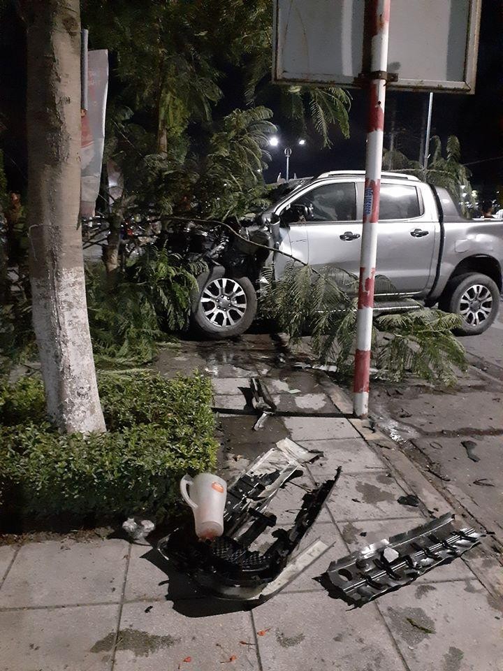 Chiếc Ford Ranger bị hư hỏng nặng sau vụ tai nạn
