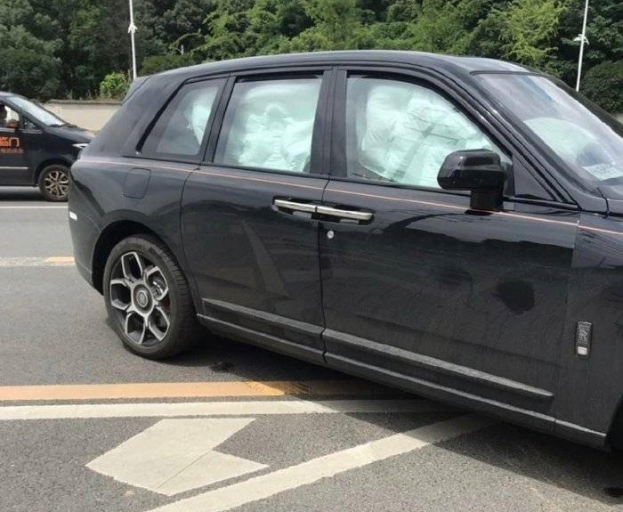 C&aacute;c t&uacute;i kh&iacute; của xe Rolls-Royce Cullinan đều bung ra sau tai nạn