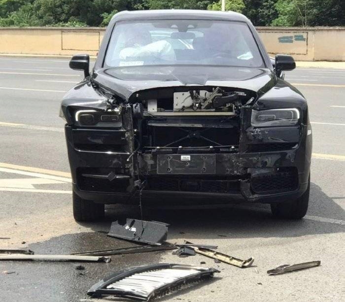 Thiệt hại của chiếc Rolls-Royce Cullinan nh&igrave;n trực diện