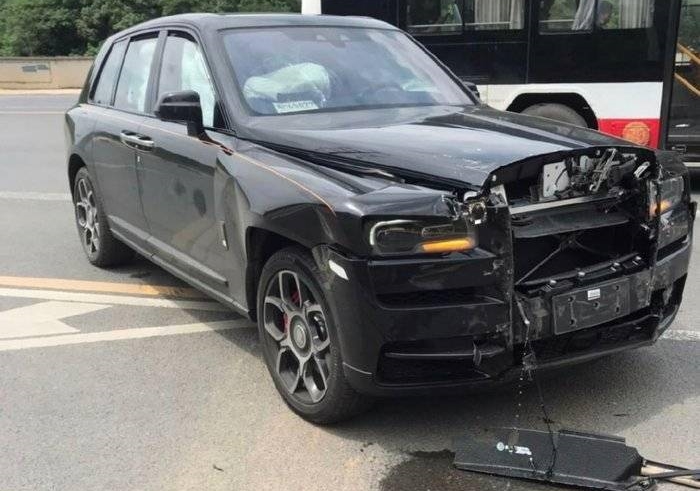 Phần đầu xe Rolls-Royce Cullinan hư hỏng nặng, b&ecirc;n h&ocirc;ng xe m&oacute;p kh&aacute; s&acirc;u
