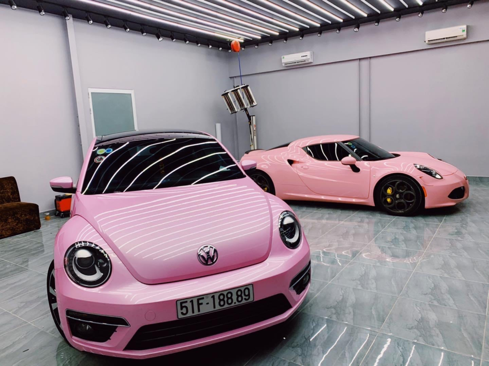 Volkswagen Beetle m&agrave;u hồng c&ugrave;ng với Alfa Romeo 4C Launch Edition được d&aacute;n decal sang m&agrave;u hồng.